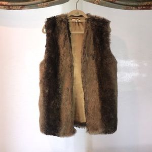 Heartloom Lizanne Faux Fur Vest in beige/brown L
